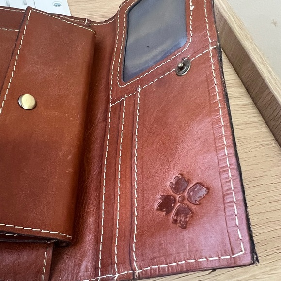 patricia nash 𖤓 metallic trifold wallet. euc. - Picture 4 of 6